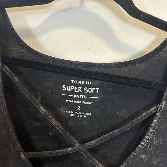 NWT Torrid 2 2X Super Soft Scoop Neck Strappy Cold Shoulder Sharkbite Hem Top - Picture 5 of 11
